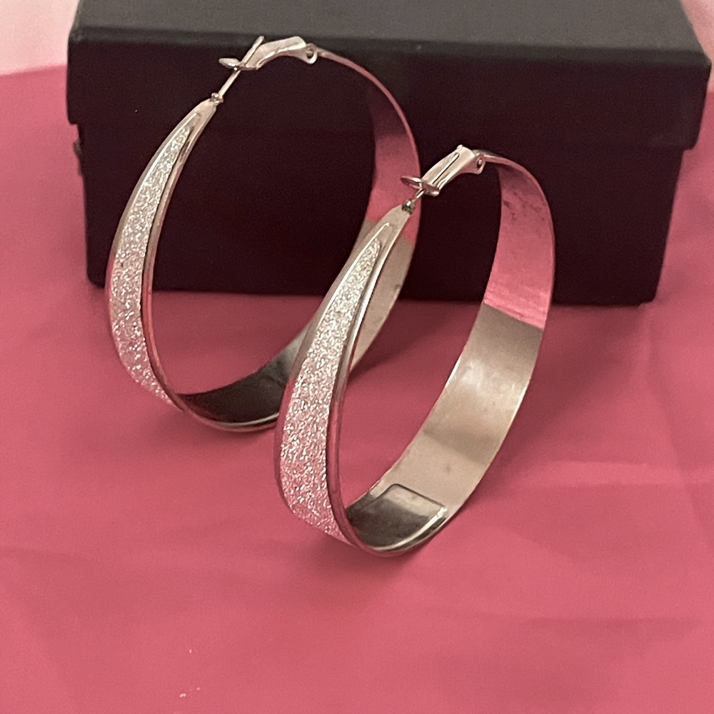 EUC Sparkling Silver Tone Earrings